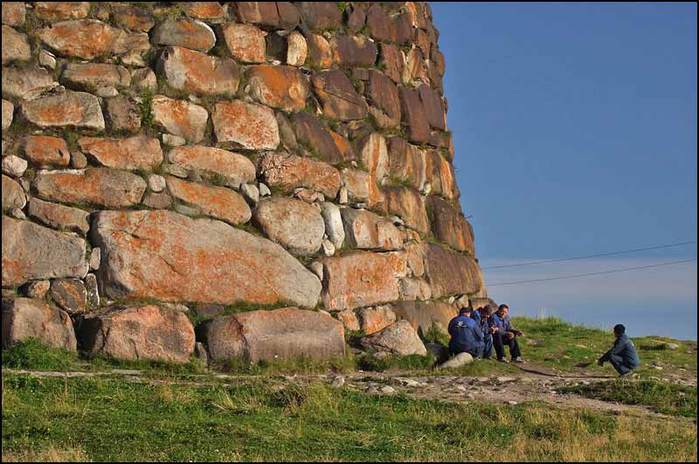Стена Соловецкой крепости сложена из огромных каменных блоков/3673959_k24 (700x464, 61Kb)